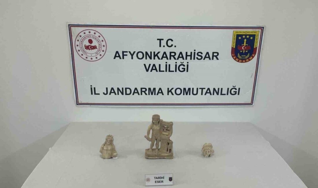Afyonkarahisar’da “Lir tutan Apollon” heykeli ele geçirildi Afyonkarahisar’da jandarma ekipleri bir araçta yaptığı aramada Roma dönemine ait