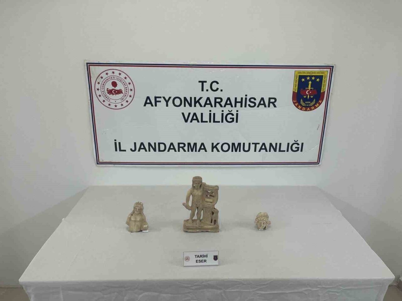 Afyonkarahisar’da jandarma ekipleri bir araçta yaptığı aramada Roma dönemine ait