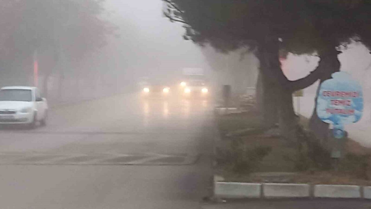 Afyonkarahisar-Antalya Karayolu’ndaki sisli hava etkili olurken, sis sürücülere zor anlar
