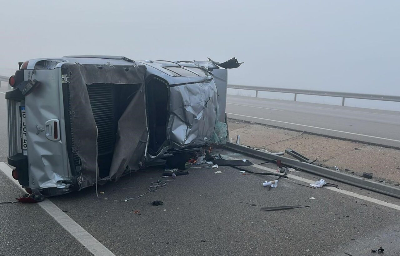 Afyonkarahisar’da kontrolden çıkarak takla atan otomobilde 4 kişi yaralandı. Kaza,