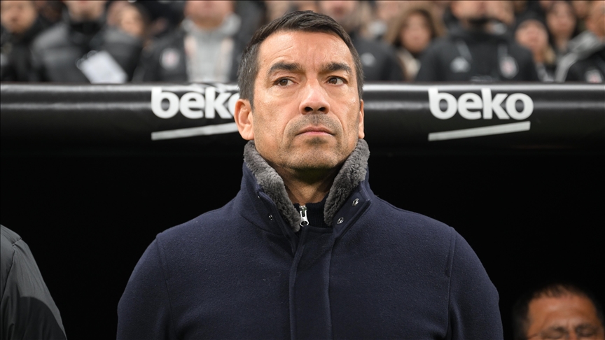 Beşiktaş'tan ayrılan Hollandalı teknik direktör Giovanni van Bronckhorst, siyah-beyazlı kulübe
