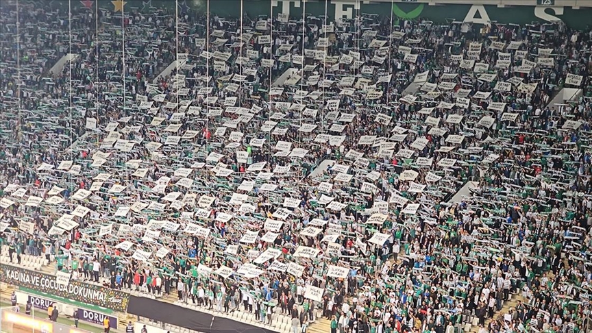 Bursaspor'un taraftar grubu Texas, kadına şiddete dikkat çeken koreografisiyle Türkiye