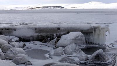 Çıldır Gölü'nün kıyısında buzlanma sonrası oluşan görüntüler kutupları andırıyor.
