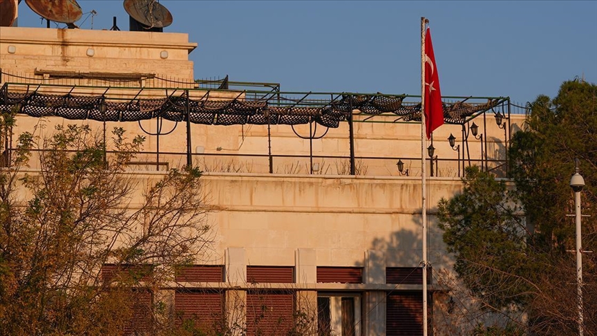 Türkiye'nin Şam Büyükelçiliği'nin önüne gelen Suriyeli Aya Abdurrahman Yor, "Dedem