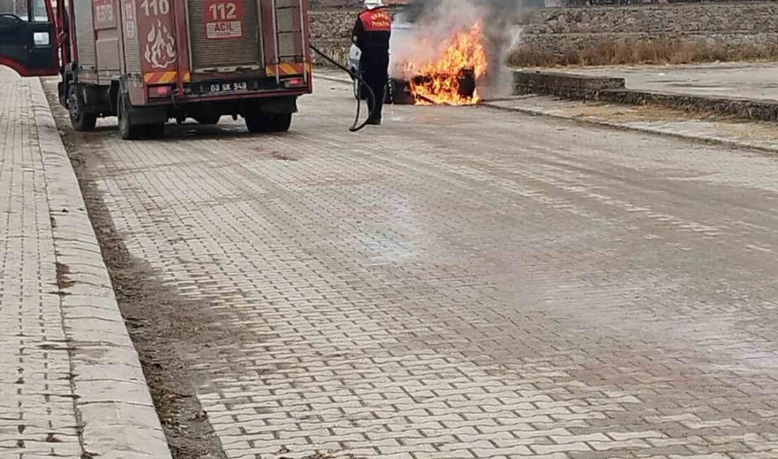Afyonkarahisar’da park halindeki Tofaş marka otomobil bilinmeyen bir sebeple yanarak