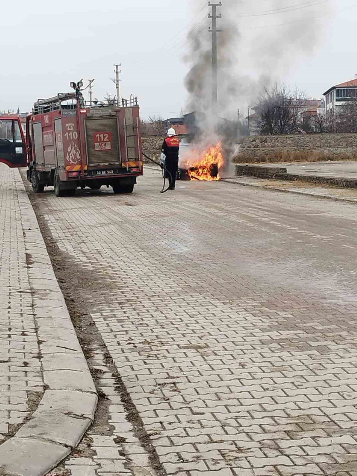 Afyonkarahisar’da park halindeki Tofaş marka otomobil bilinmeyen bir sebeple yanarak