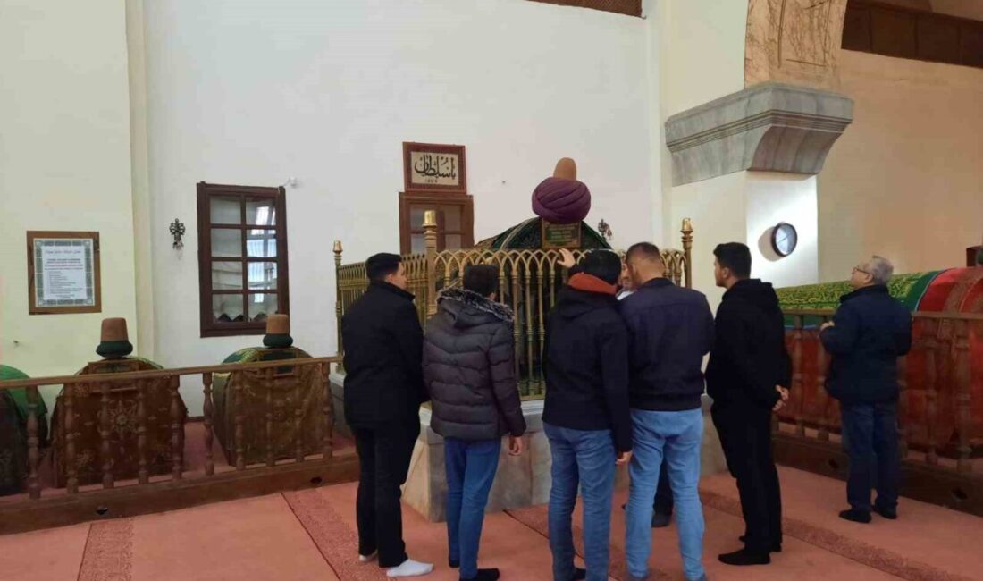 Afyonkarahisar’da KYK yurtlarında kalan üniversite öğrencileri Mevlevi Türbe Camii’ni ziyaret