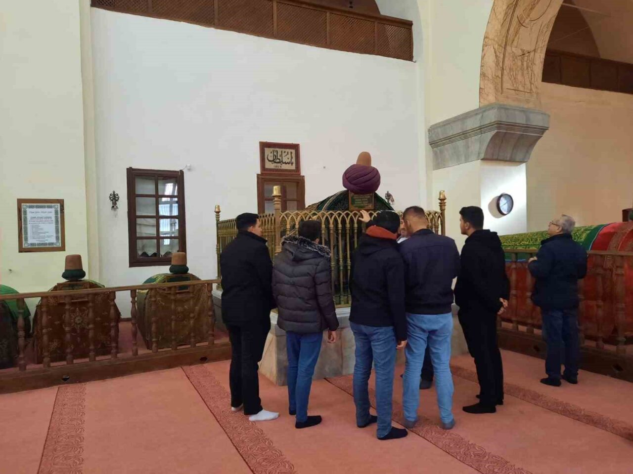 Afyonkarahisar’da KYK yurtlarında kalan üniversite öğrencileri Mevlevi Türbe Camii’ni ziyaret