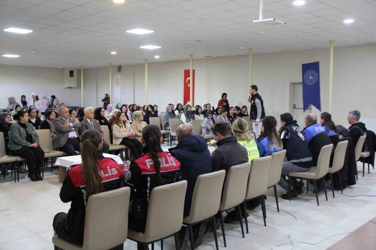 Afyonkarahisar İl Emniyet Müdürlüğü ekiplerince üniversite öğrencilerine Kadın Destek Uygulaması