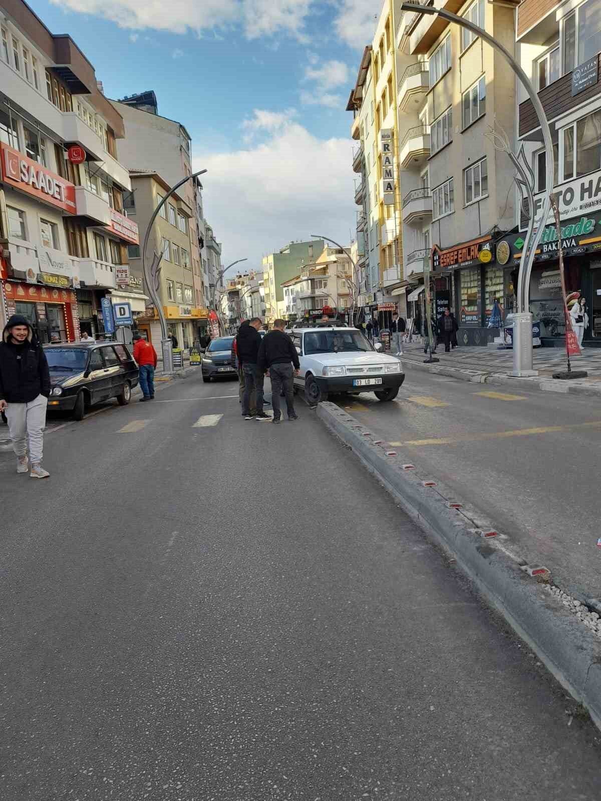 Afyonkarahisar’ın Sandıklı ilçesinde sürücünün direksiyon hakimiyetini kaybetmesi sonucu yol ortasındaki