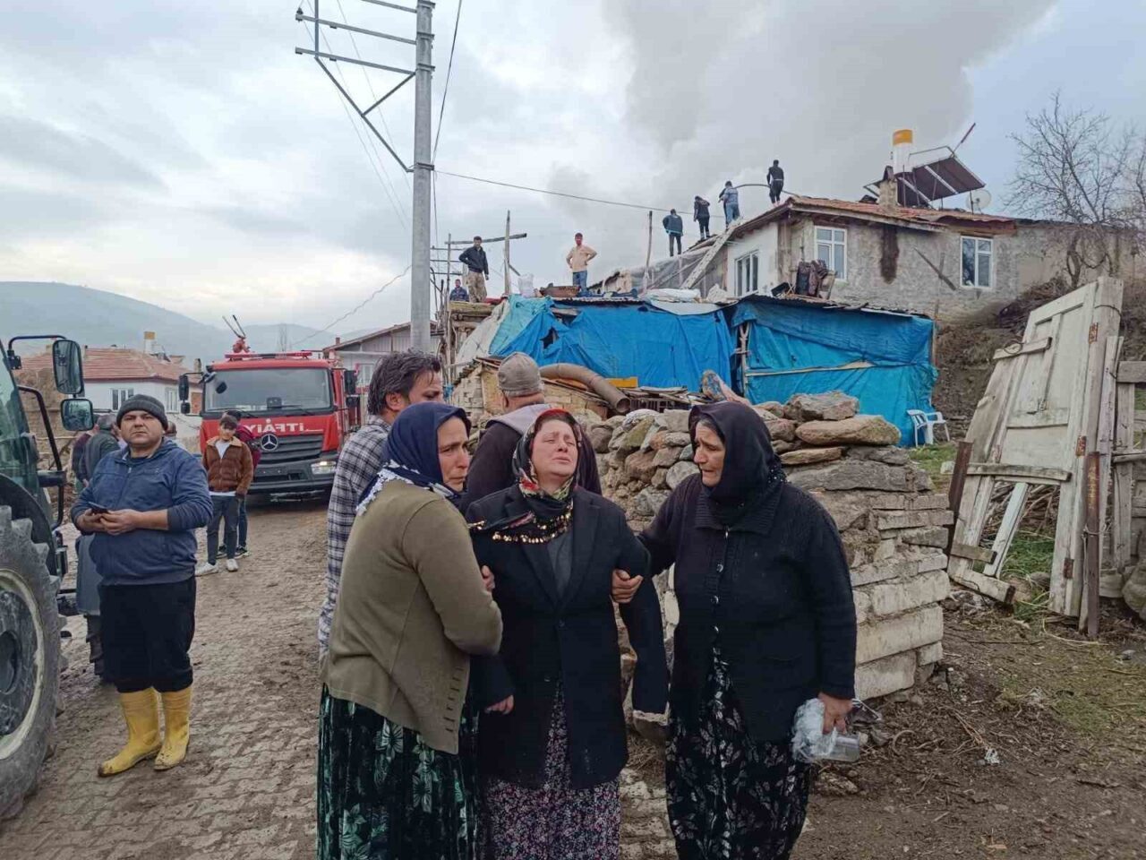Afyonkarahisar’da 4 çocuklu aile çıkan yangın sonrası evsiz kalırken, çocuklarını