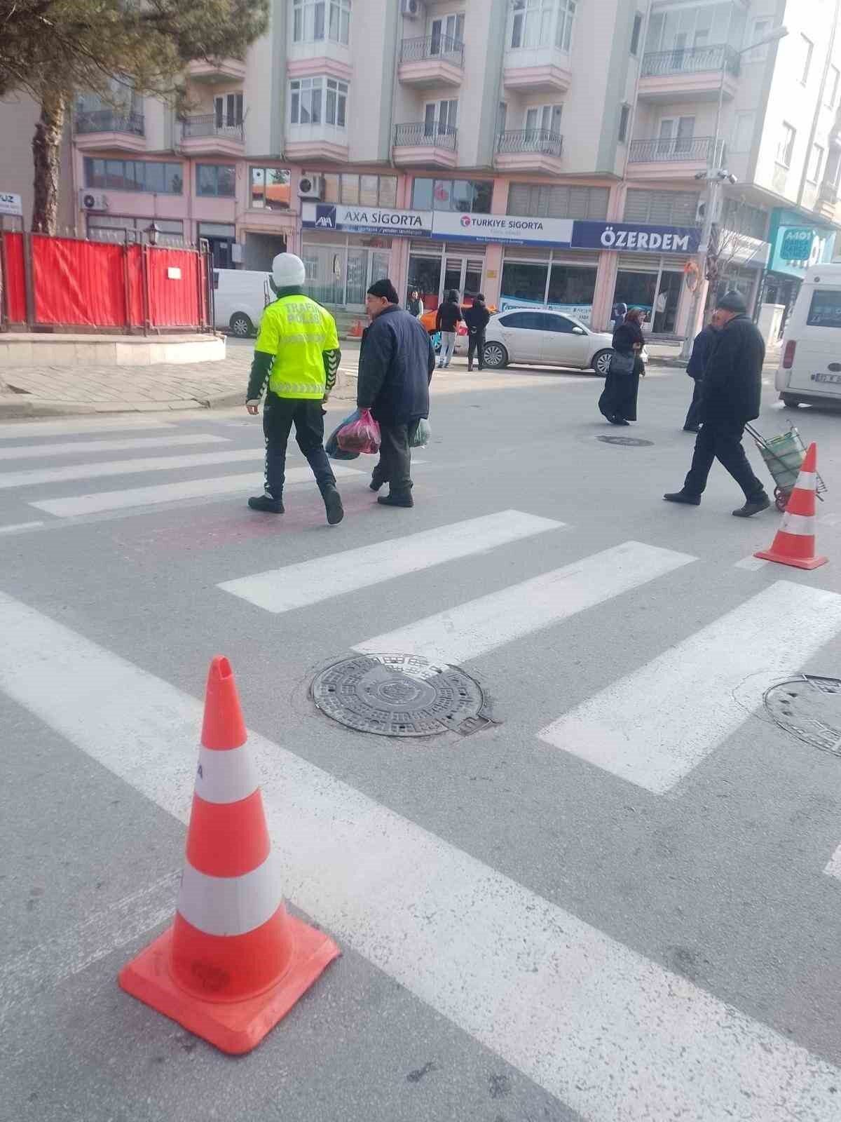 Afyonkarahisar’da polis tarafından yayaların karıştığı trafik kazalarının önlenmesi için denetimlerin
