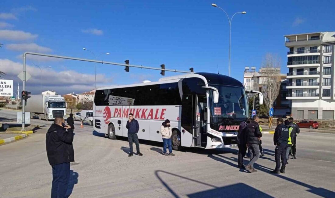 Yolcu otobüsünün çarptığı yaya ağır yaralandı Afyonkarahisar’da yolcu otobüsünün çarptığı yaya ağır yaralanırken, olayda büyük panik