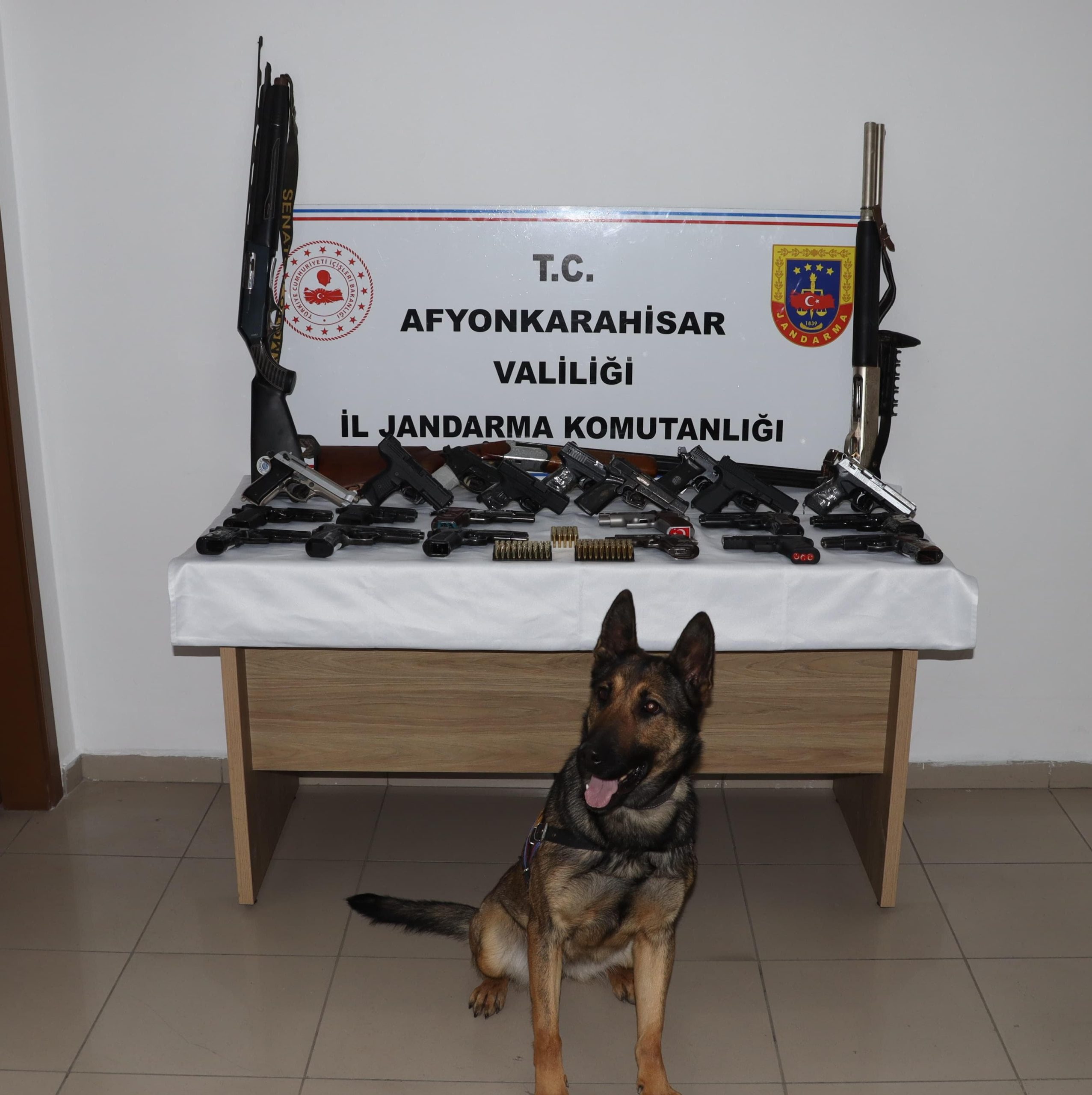Afyonkarahisar’ın Fethibey beldesinde Jandarma ekipleri, 17 adreste eş zamanlı arama