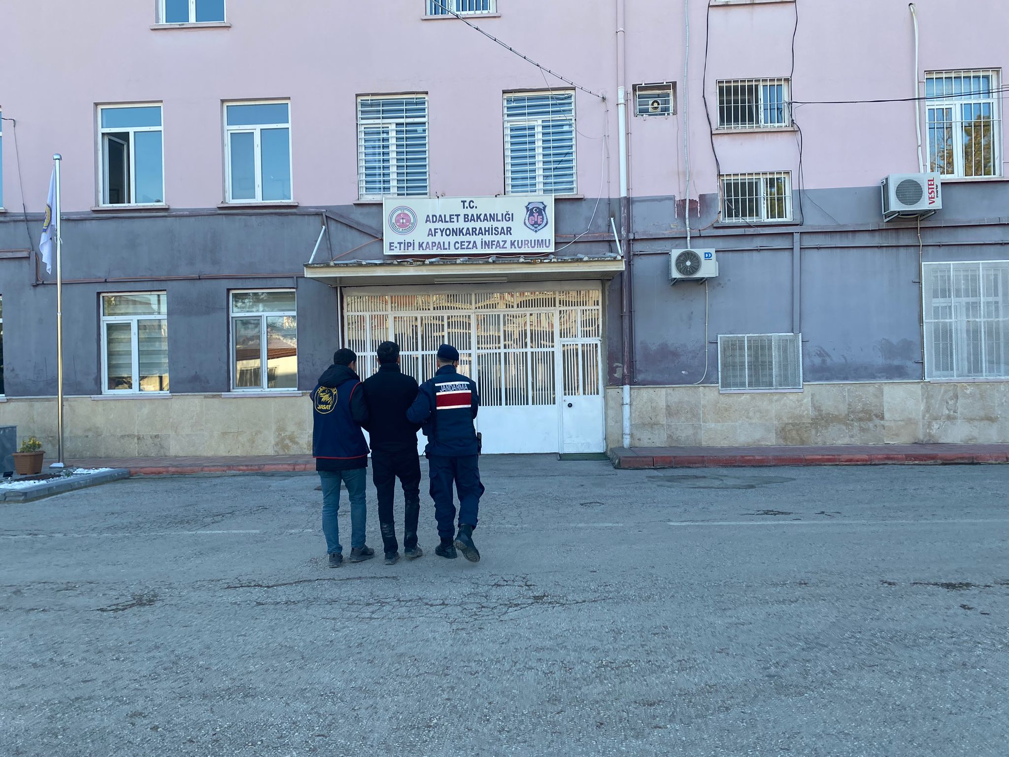 Kesinleşmiş hapis cezası bulunan 3 şahıs, Afyonkarahisar Jandarmasının başarılı operasyonları