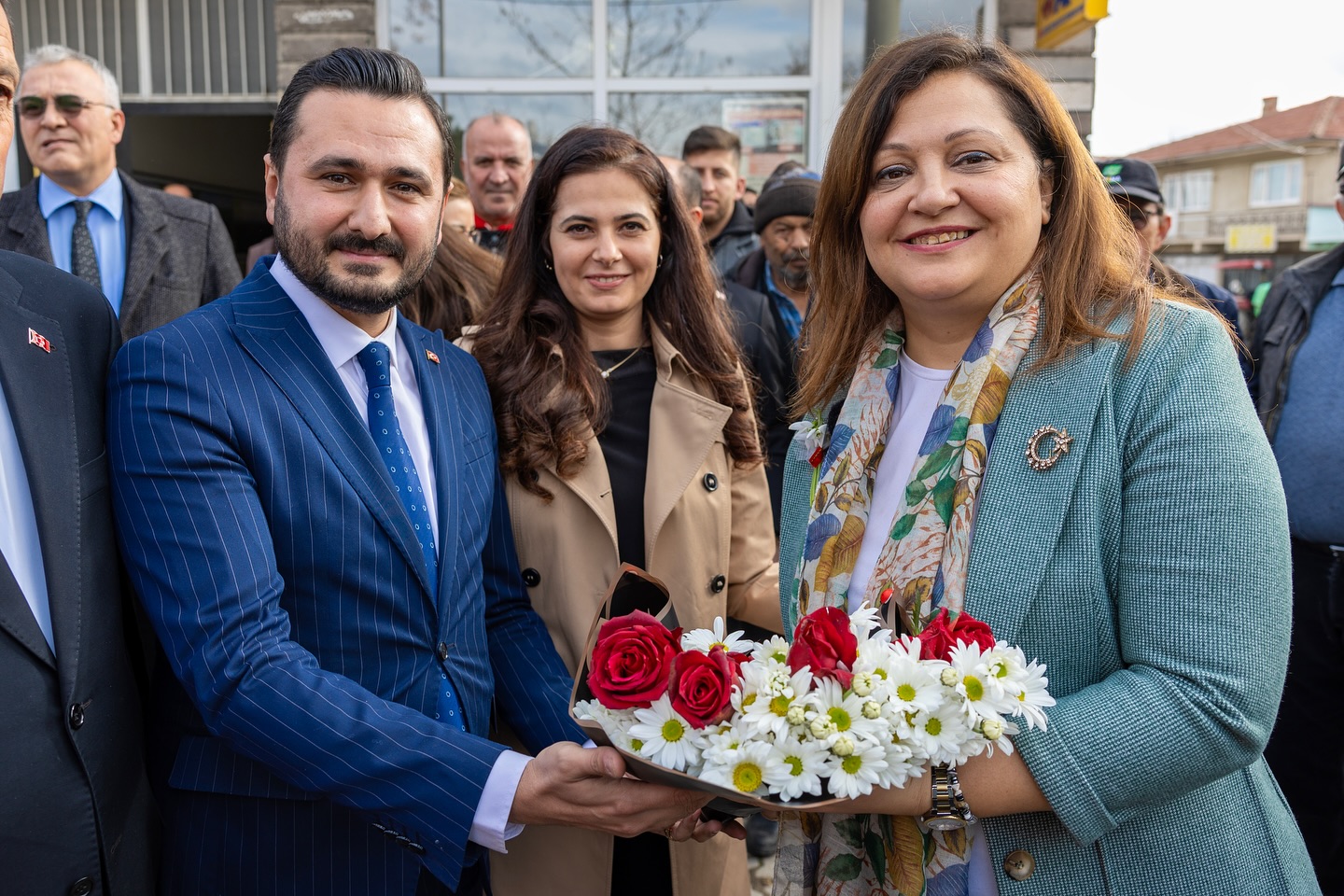 İlçe ziyaretleri yapan Belediye Başkanı Burcu Köksal, Çay ilçesinde Belediye