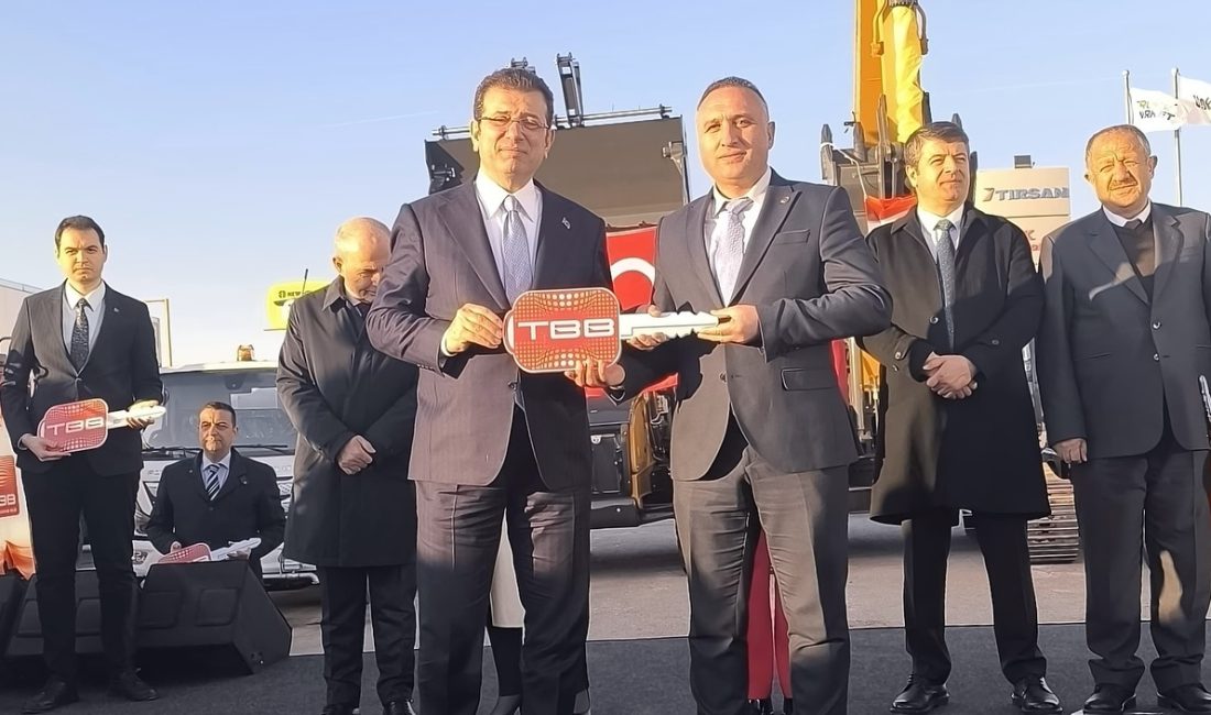 Ankara'da Türkiye Belediyeler Birliği tarafından düzenlenen törenle 35 araç belediye