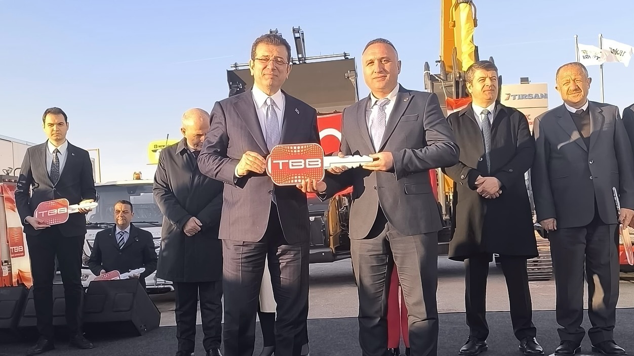 Ankara'da Türkiye Belediyeler Birliği tarafından düzenlenen törenle 35 araç belediye