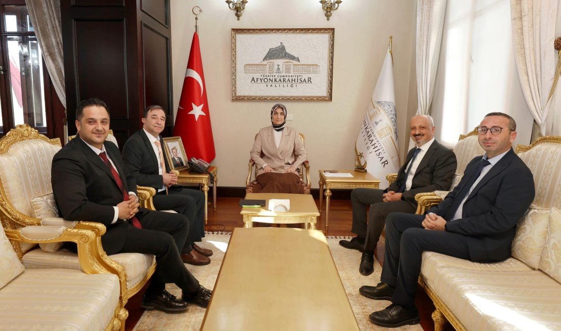 Afyonkarahisar Valisi Kübra Güran Yiğitbaşı, makamında konuklarını ağırlamaya devam ediyor.