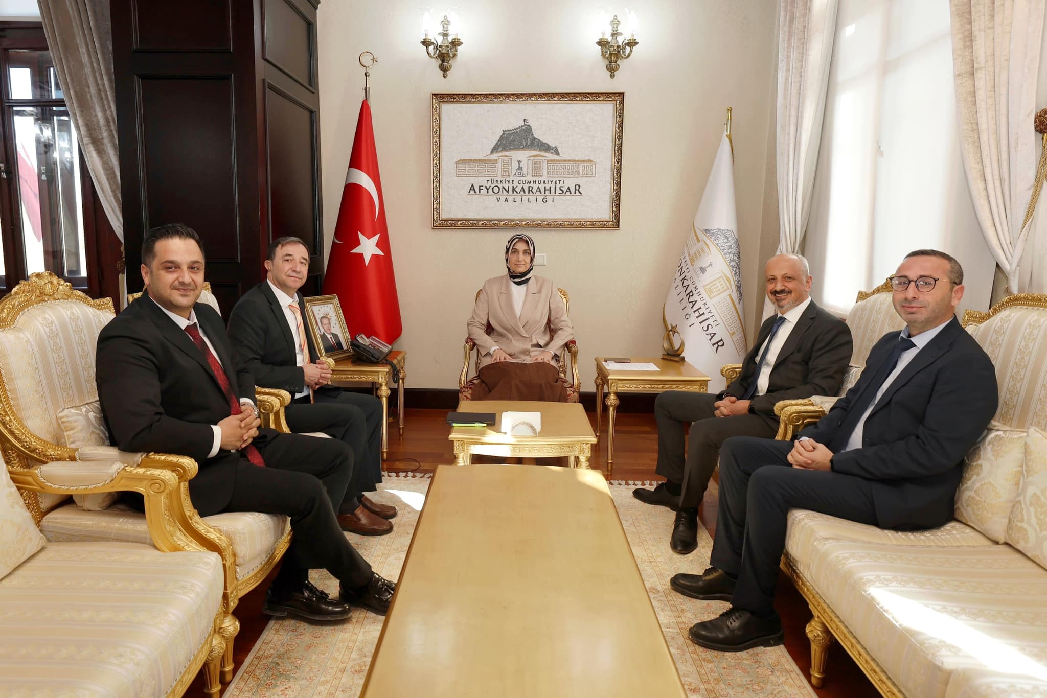 Afyonkarahisar Valisi Kübra Güran Yiğitbaşı, makamında konuklarını ağırlamaya devam ediyor.