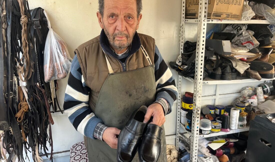 Denizli Buldan'ın 70 yaşındaki ayakkabı tamircisi, 4 metrekarelik alanda 57