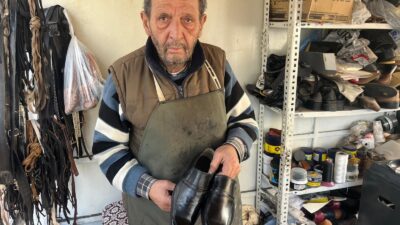 Denizli Buldan'ın 70 yaşındaki ayakkabı tamircisi, 4 metrekarelik alanda 57