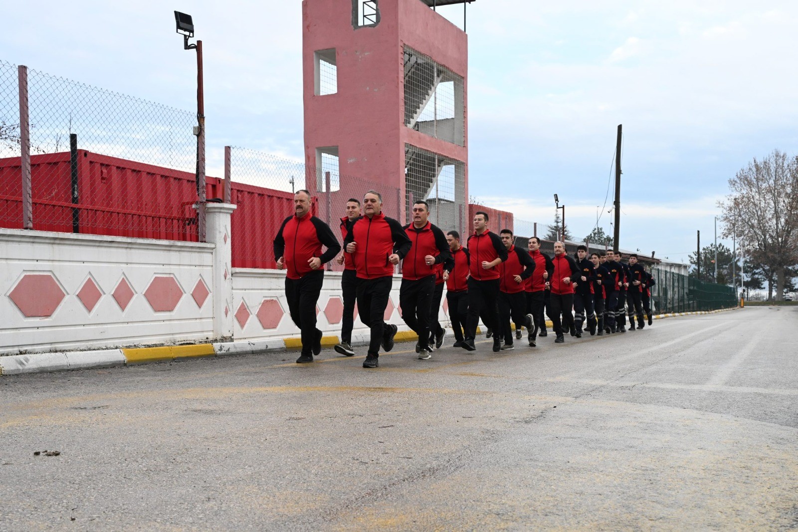 Isparta Belediyesi İtfaiye Müdürlüğü, her sabah dua ederek ve spor