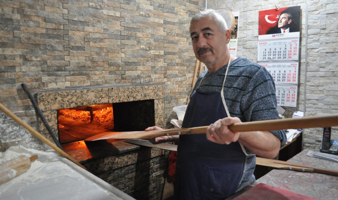 Eskişehir'de 400 derece sıcaklıktaki fırının karşısında mesai yapan pideci esnafı