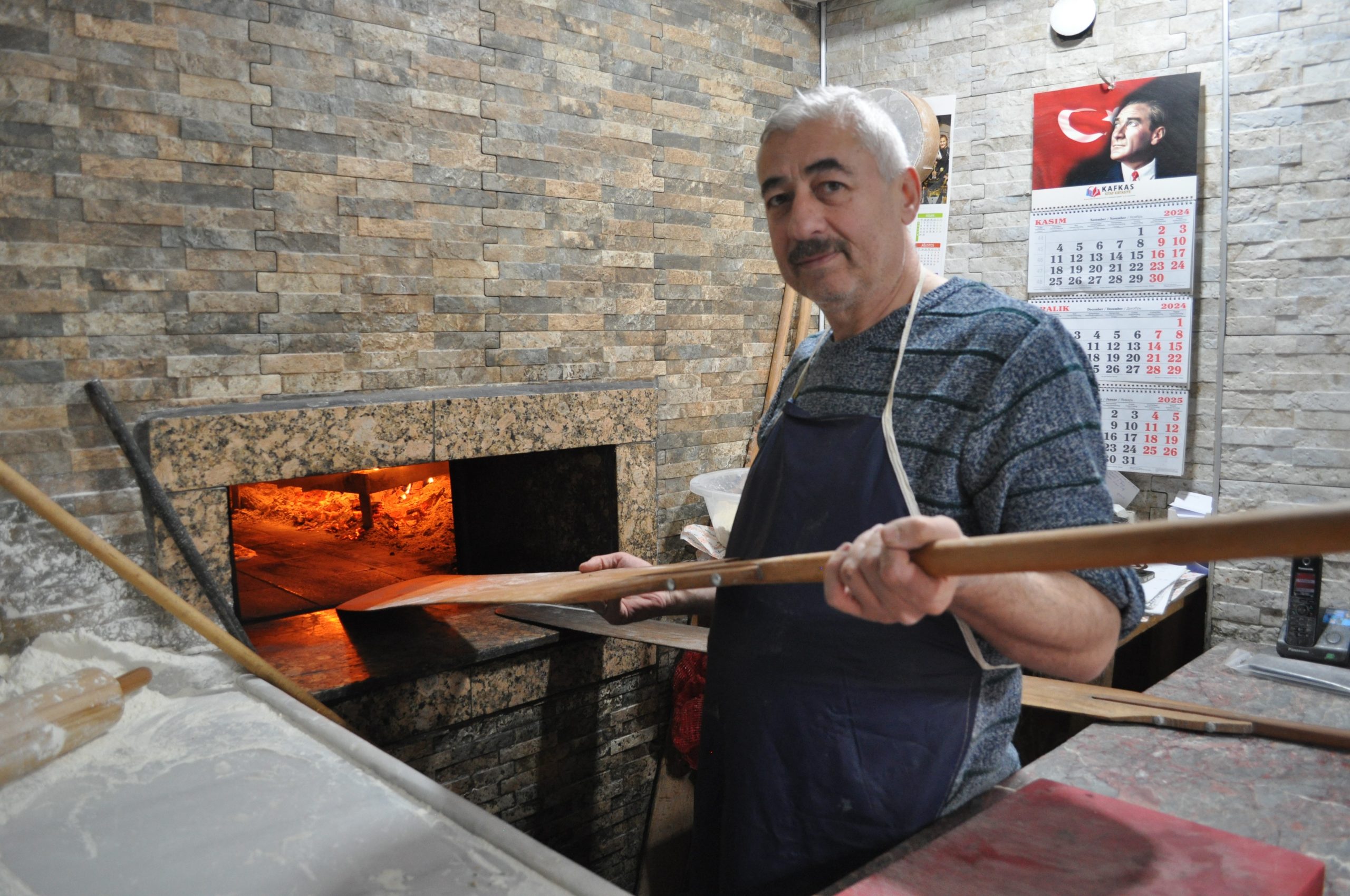 Eskişehir'de 400 derece sıcaklıktaki fırının karşısında mesai yapan pideci esnafı