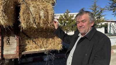 Afyonkarahisar'da bir kişi, yapımında 600 balya saman kullandığı iki katlı