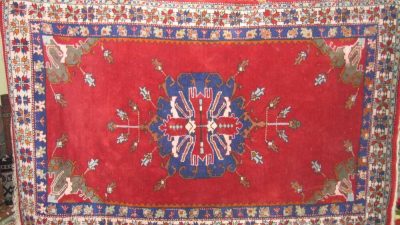 Afyonkarahisar’ın Dazkırı ilçesi, kendine özgü halılarıyla ünlüdür. Dazkırı halısı, ne