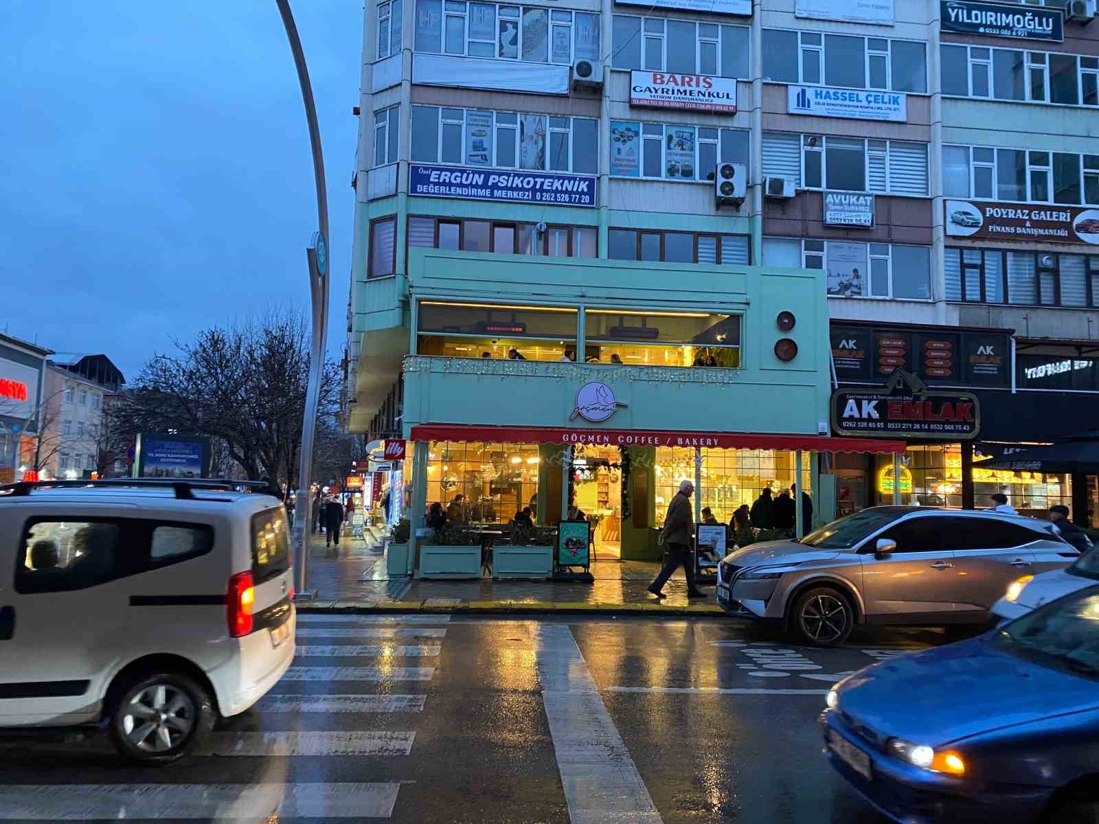 Kocaeli’nin Körfez ilçesinde börekçide iki arkadaş tartışma çıktı. Şahıslardan biri