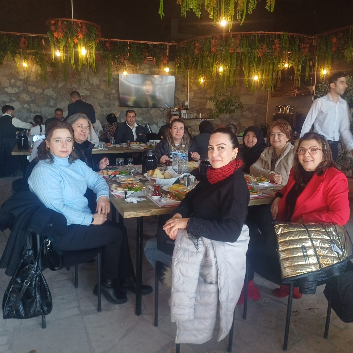 Gönül Dostları Yardımlaşma ve Dayanışma Derneği, sabah kahvaltısında çok sayıda