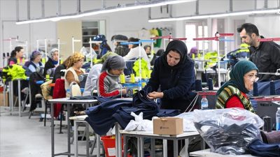 Antalya'nın Elmalı ilçesinde, işçi olarak çalıştığı tekstil atölyesinin kapanması üzerine