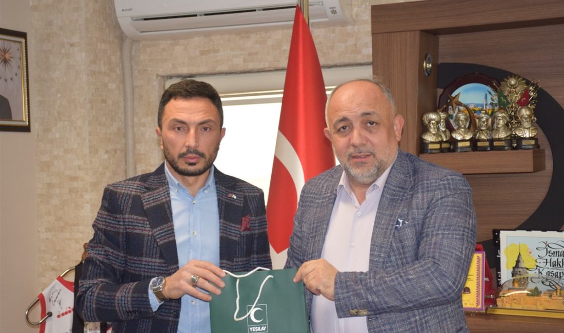 Yeşilay Afyonkarahisar Şube Başkanı Arif Kavas ve Yönetim Kurulu üyeleri,