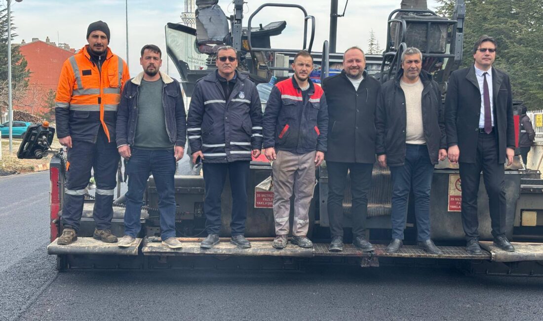 Afyonkarahisar’ın Sultandağı ilçesinde Akşehir Caddesi’ndeki sıcak asfaltlama çalışmasında sona gelindi.