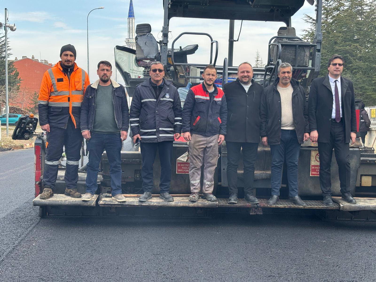 Afyonkarahisar’ın Sultandağı ilçesinde Akşehir Caddesi’ndeki sıcak asfaltlama çalışmasında sona gelindi.