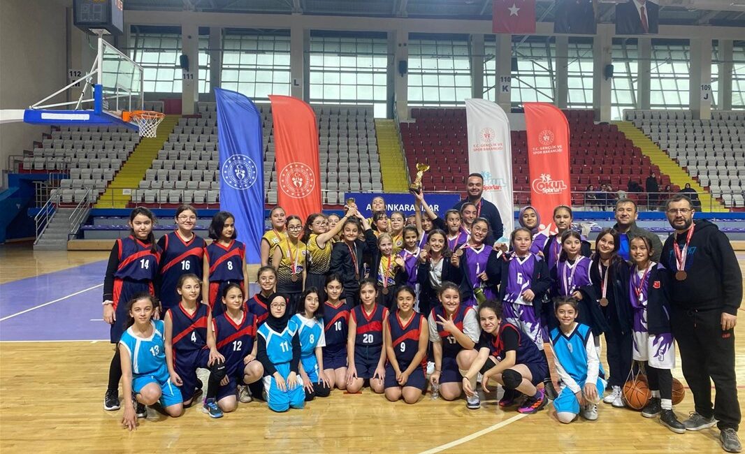 Genç Erkekler ve Kızlar A-B Kategorileri Karate Müsabakalarında dereceye giren