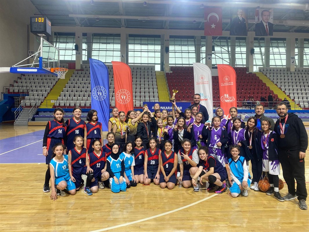 Genç Erkekler ve Kızlar A-B Kategorileri Karate Müsabakalarında dereceye giren