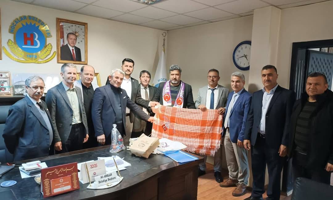 Uşak Afyonkarahisarlılar Derneği üyeleri, Hocalar Belediye Başkanı Ali Arslan'ı makamında