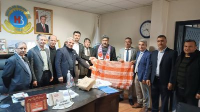 Uşak Afyonkarahisarlılar Derneği üyeleri, Hocalar Belediye Başkanı Ali Arslan'ı makamında