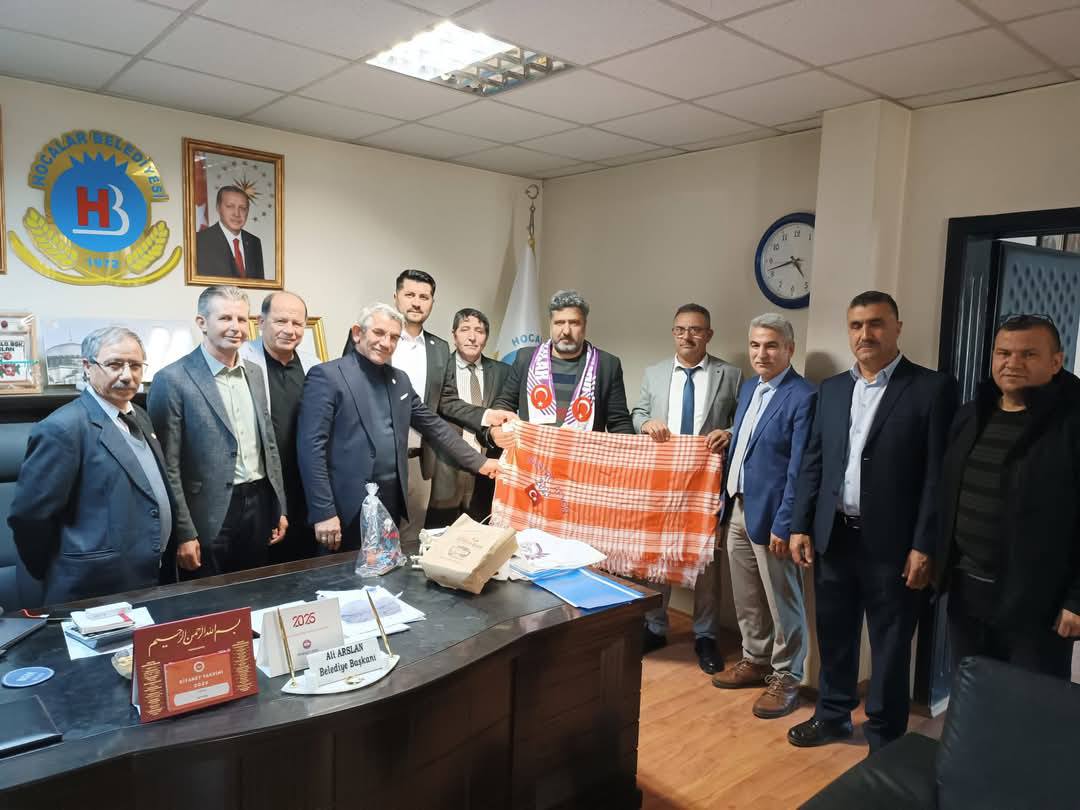 Uşak Afyonkarahisarlılar Derneği üyeleri, Hocalar Belediye Başkanı Ali Arslan'ı makamında