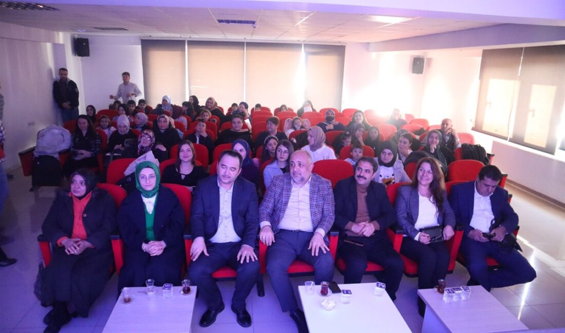 Karahisar Gençlik Merkezi, şiir dinletisi etkinliği düzenlendi. Etkinlik, hem gençlerin
