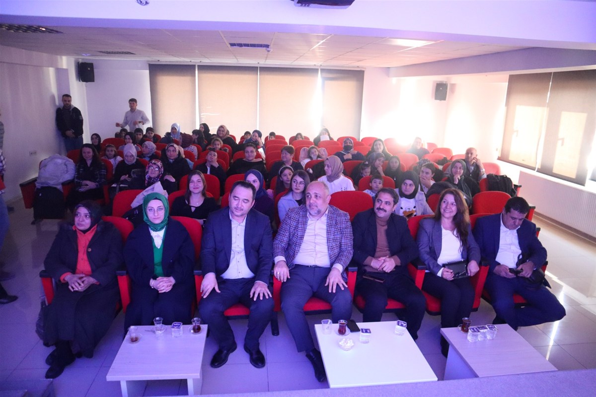 Karahisar Gençlik Merkezi, şiir dinletisi etkinliği düzenlendi. Etkinlik, hem gençlerin