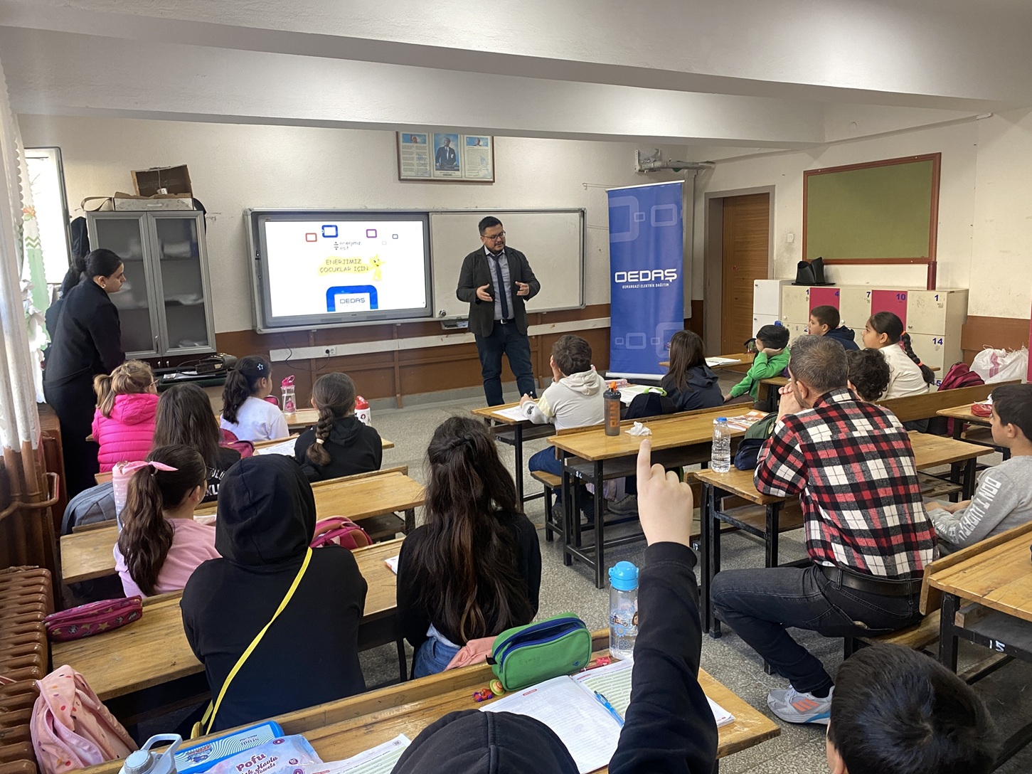 Elektrik dağıtım şirketi OEDAŞ, Enerji Verimliliği Haftası kapsamında Afyonkarahisar’daki iki