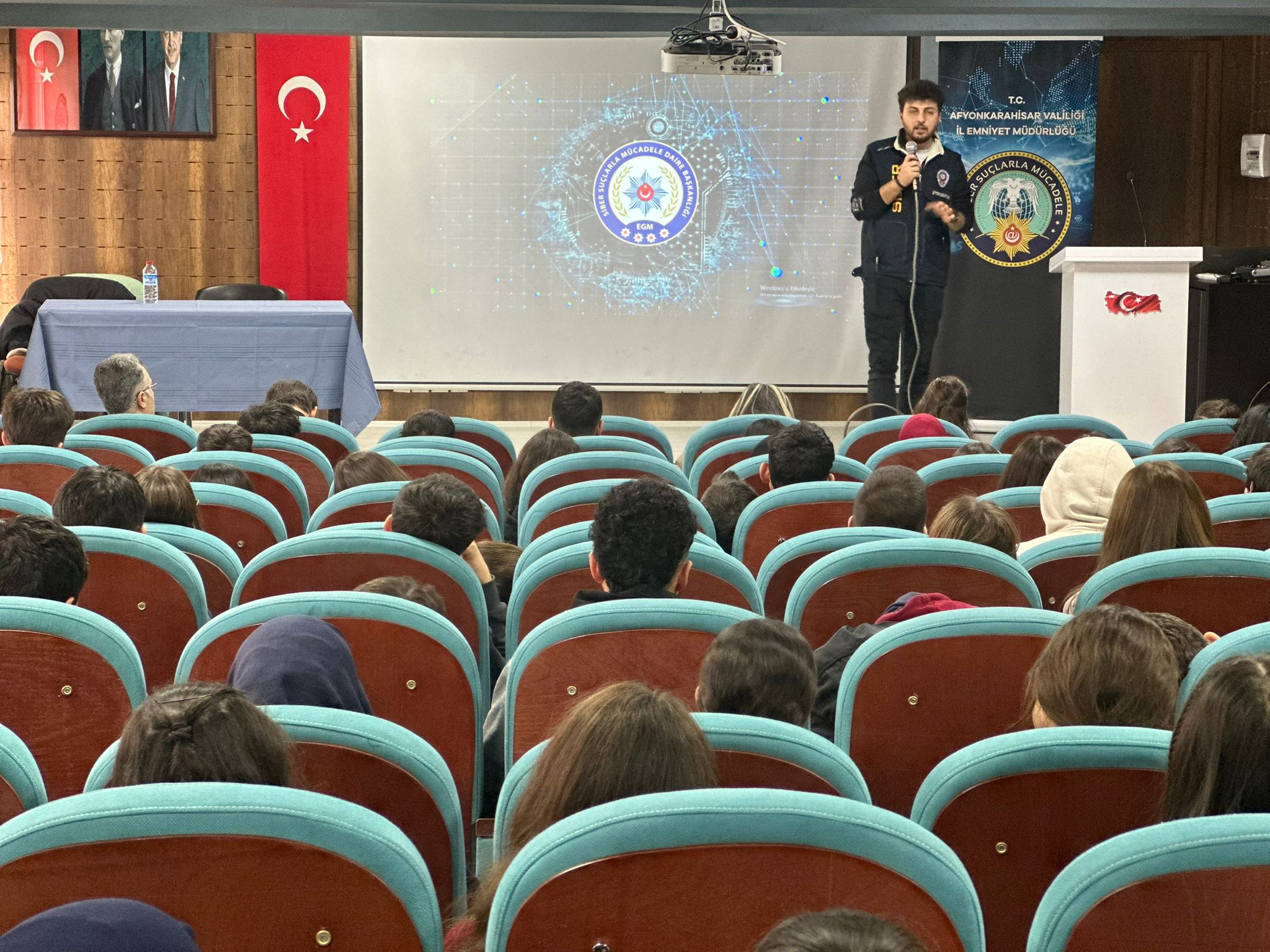 Afyonkarahisar Recep Tayyip Erdoğan Anadolu Lisesi’nde öğrencilere polisler tarafından Güvenli