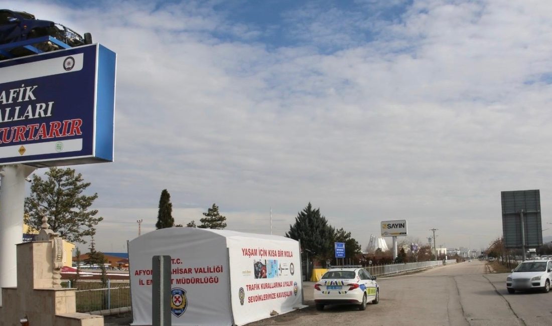 Polisler, vatandaşları bilgilendirdi Afyonkarahisar İl Emniyet Müdürlüğü görevlileri, Trafik güvenliği konusunda farkındalık oluşturmak,