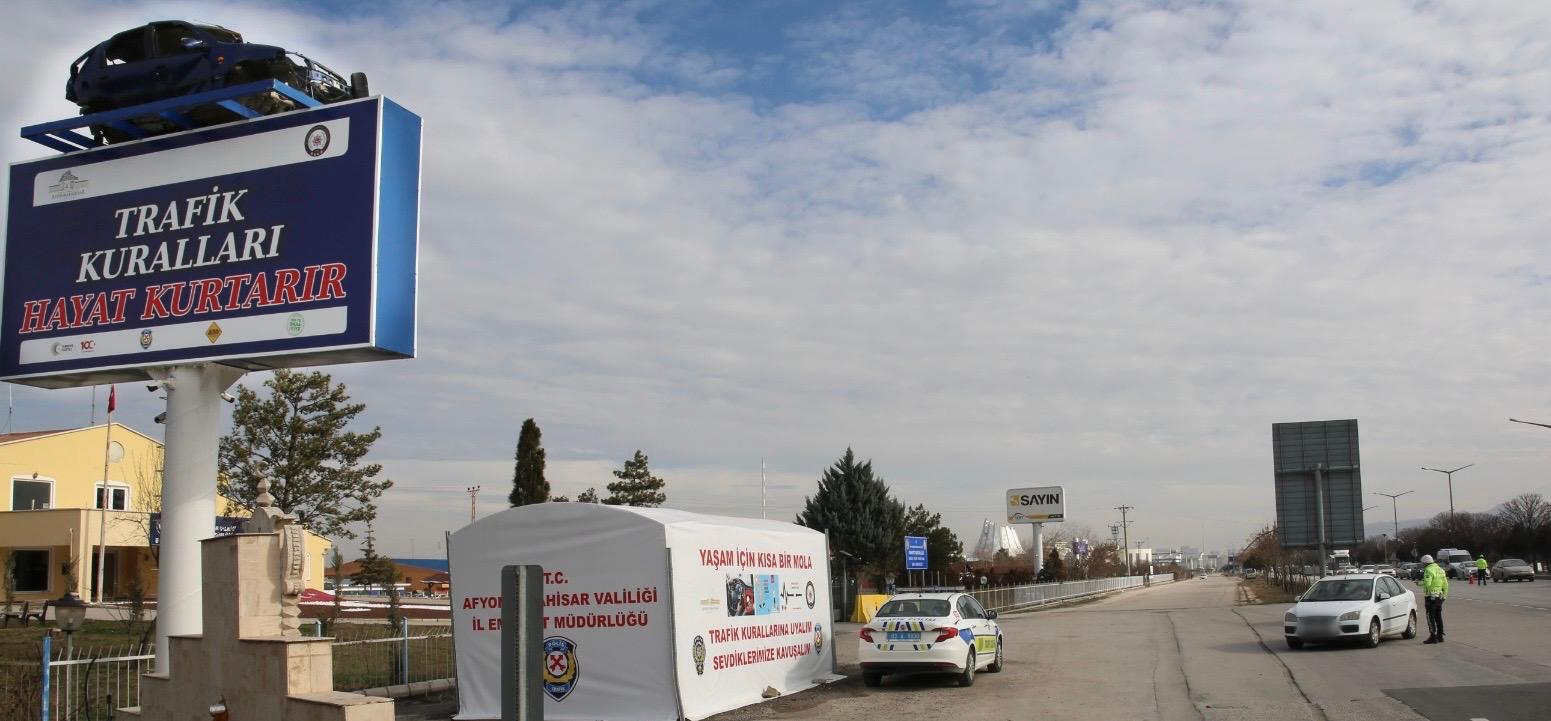Afyonkarahisar İl Emniyet Müdürlüğü görevlileri, Trafik güvenliği konusunda farkındalık oluşturmak,