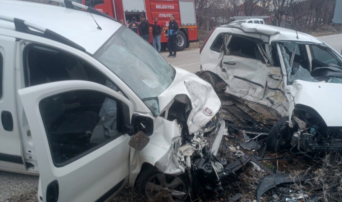 Isparta’da, sürücüsünün kontrolünü kaybetmesi sonucu karşı yönden gelen hafif ticari
