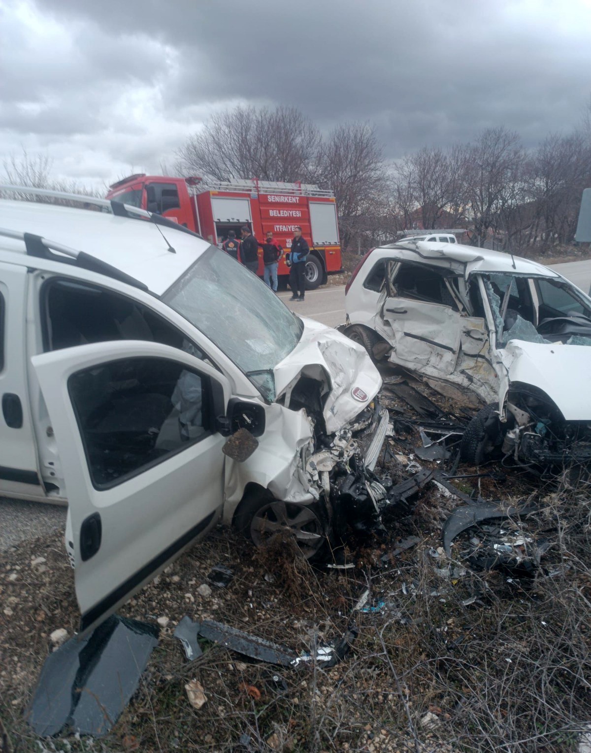 Isparta’da, sürücüsünün kontrolünü kaybetmesi sonucu karşı yönden gelen hafif ticari